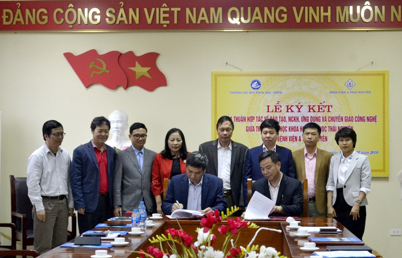 Đại diện 2 bên thực hiện nghi thức ký kết