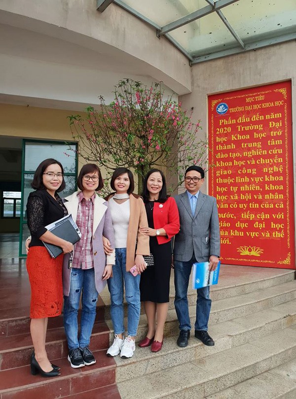 Dương Thị Nhàn, Diệp Thị Hương Gian - cựu sinh viên Khoa Công nghệ sinh học hiện đang công tác tại Khoa Hỗ trợ sinh sản Bệnh viên A Thái Nguyên